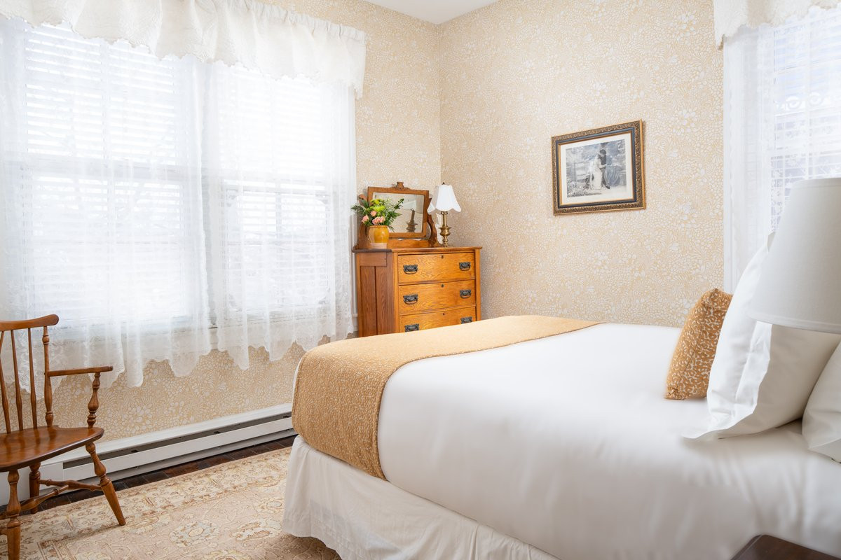 The Davis Suite at The Mason Cottage | Jacuzzi and Fireplace Room in Cape  May