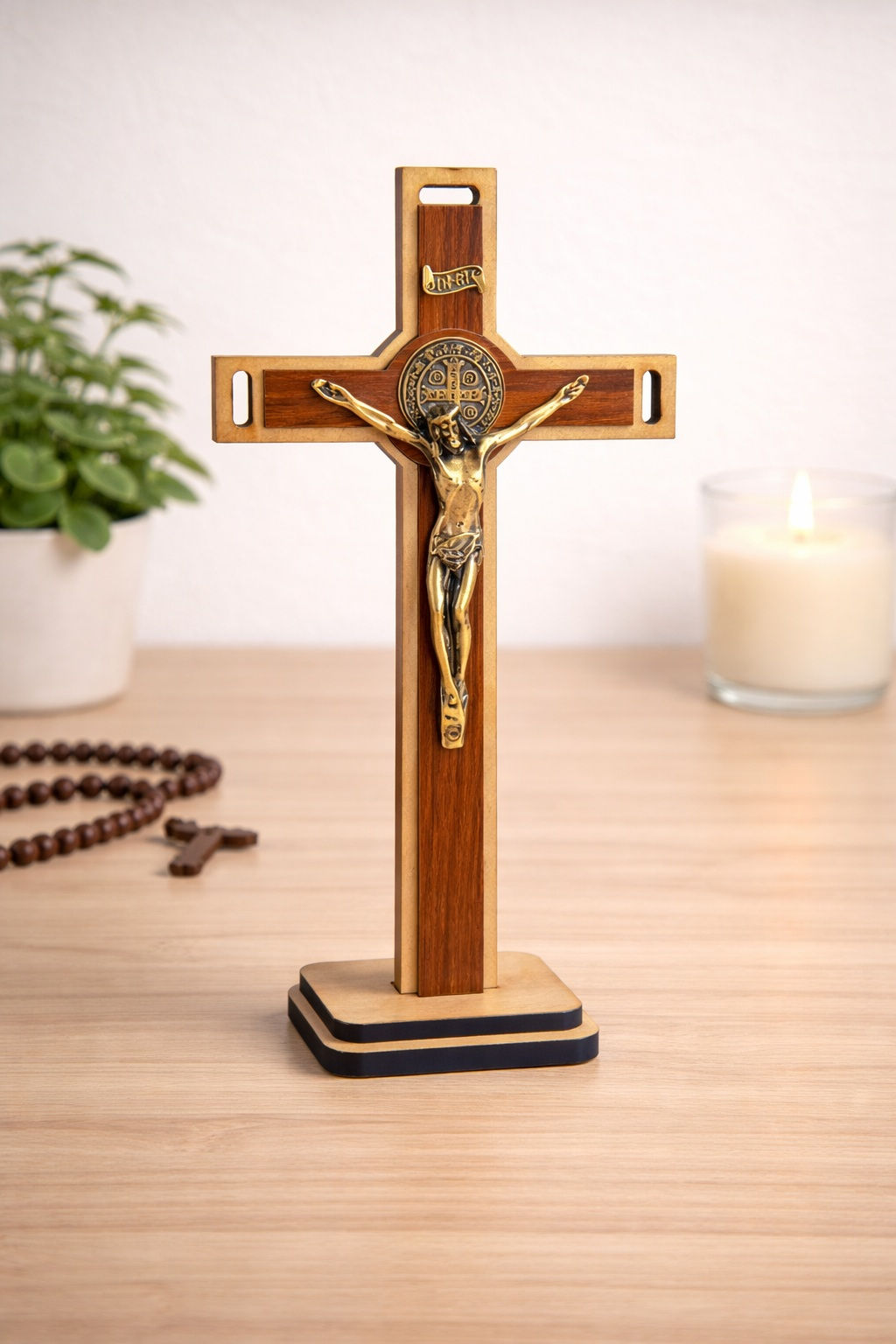 Crucifixo MDF 28cm com base para mesa em ambiente de oração com vela acesa e terço ao fundo
