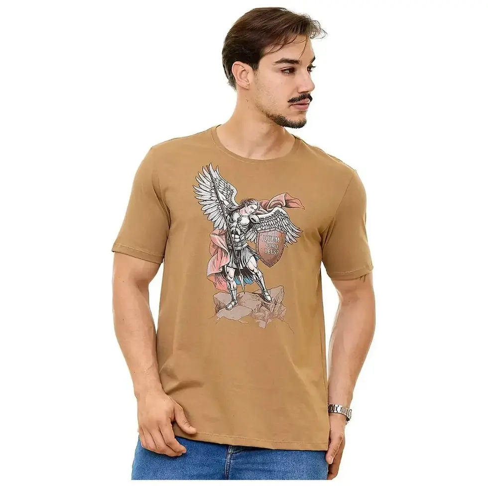 Modelo usando Camiseta São Miguel Arcanjo Ágape marrom camurça