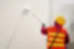 trabalhador-da-construcao-civil-pintando-uma-parede.jpg.webp