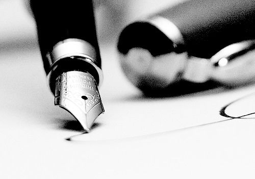 pluma-firmando_edited