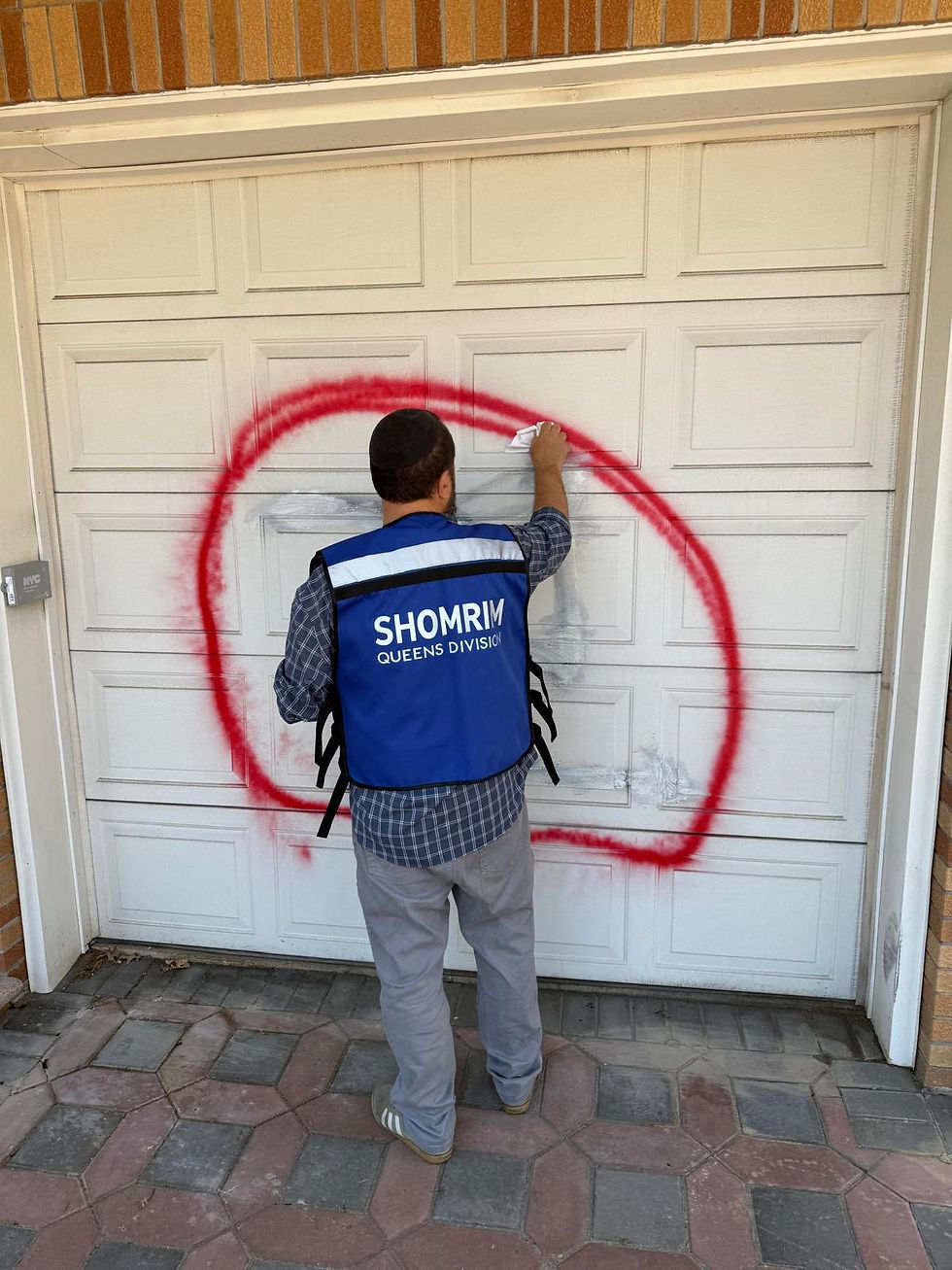 Dmitri Oster cleaning up Jewish-hate graffiti in Queens, NY. 