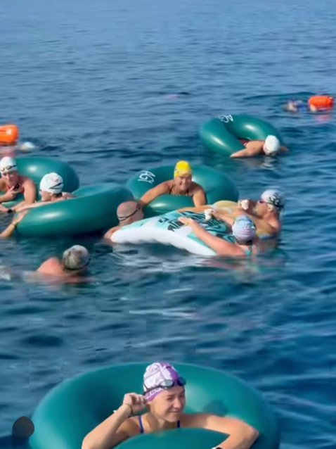 AG1_Pool Floats_2.png