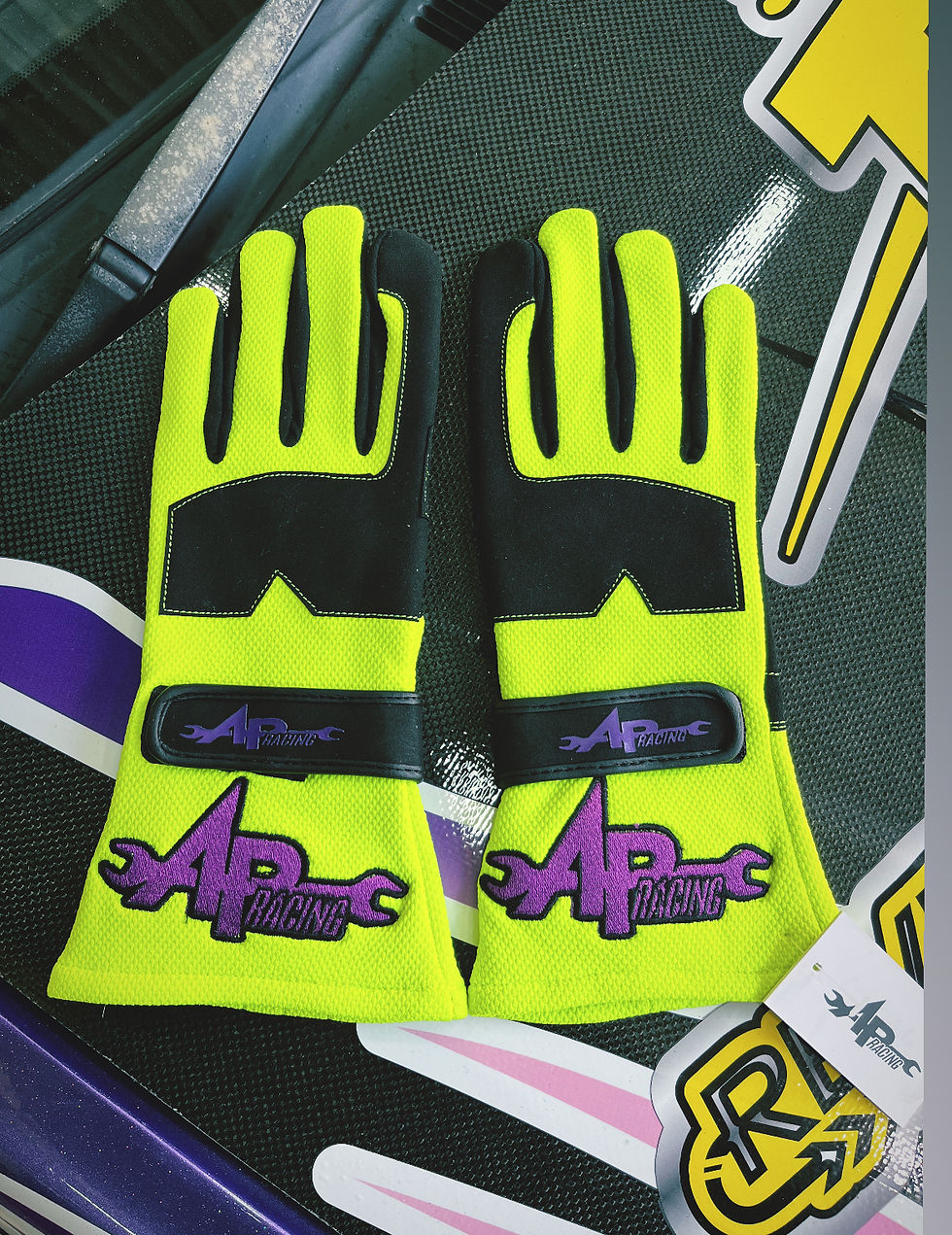 サムネイル： Alpha (AP Racing) Driving Gloves Yellow/Purple Logo 