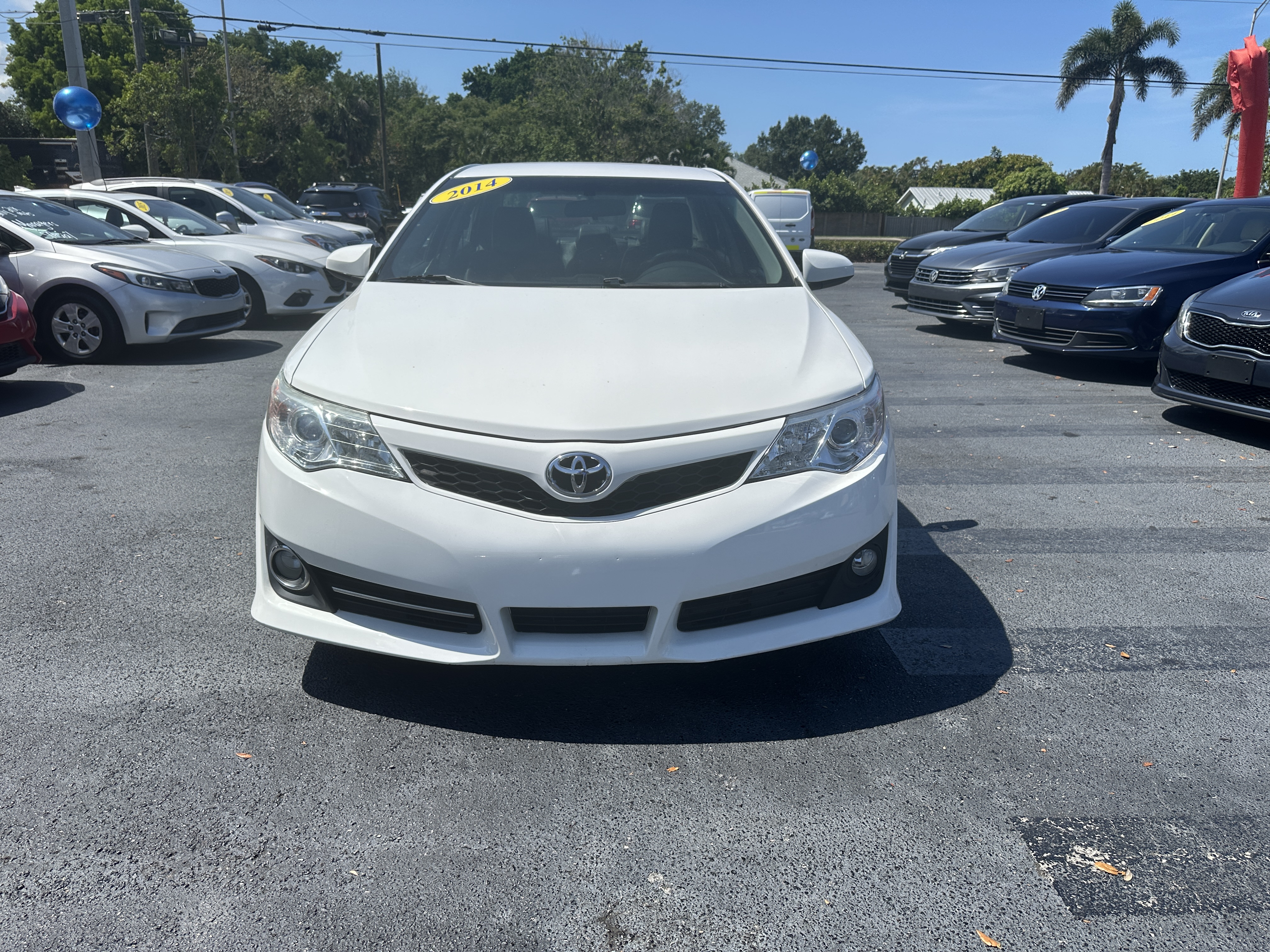 2014 Toyota Camry SE's photo