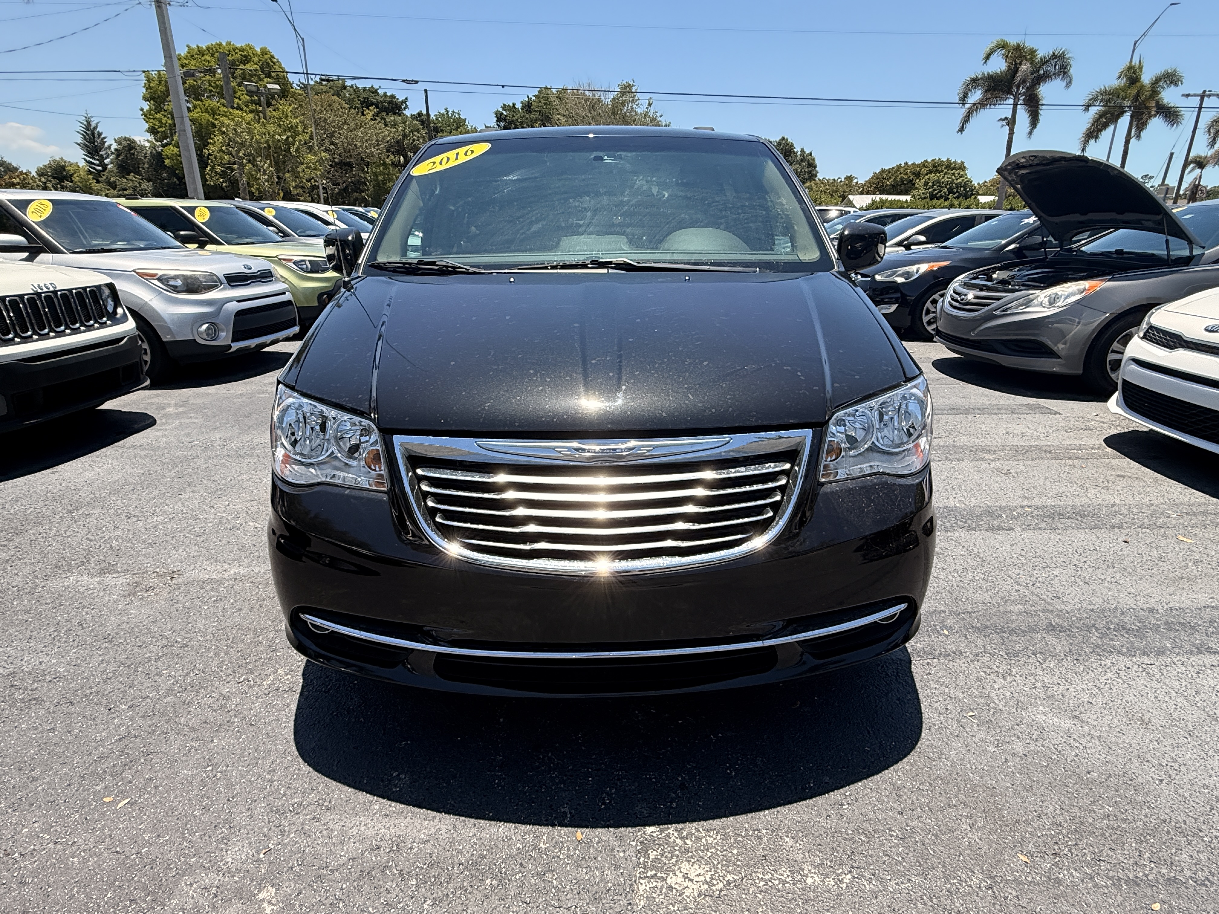 2016 Chrysler Town & Country Touring's photo