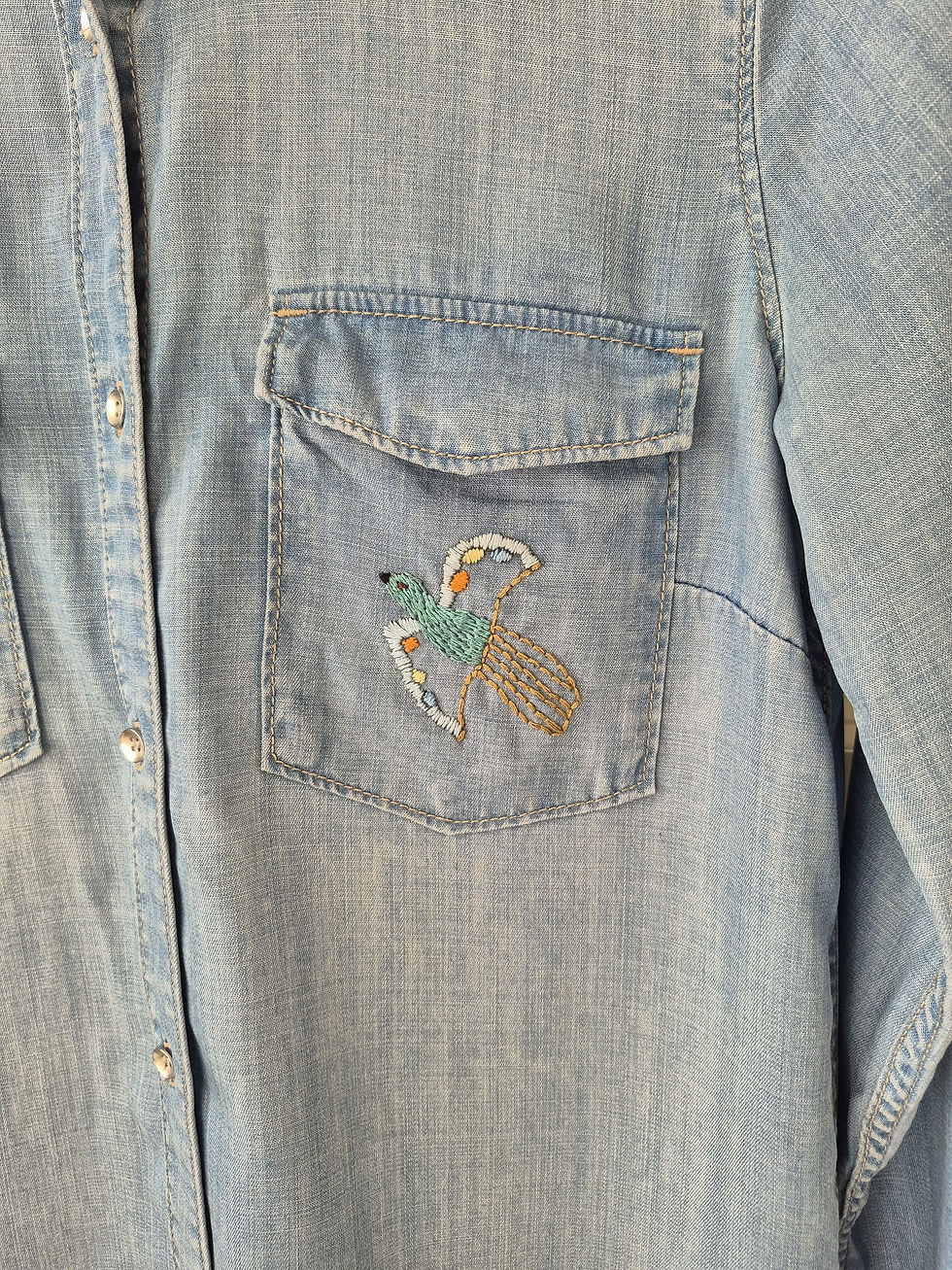 Thumbnail: Denimskjorte med fugl og blomster