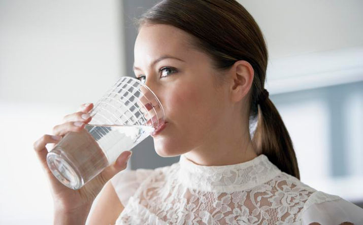 Beber tres litros de agua al día para lucir joven.