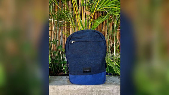 mochila azul