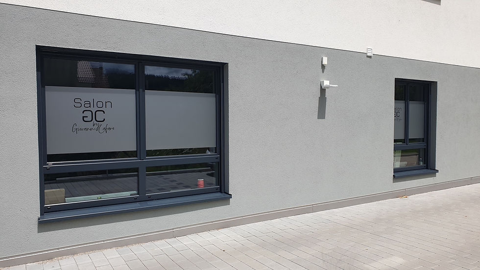 SICHTSCHUTZ Individuelle Beschriftungen auf  Schaufenster, Türen, Glasflächen, Maschinen, Produkten  und vielen weiteren Untergründen.