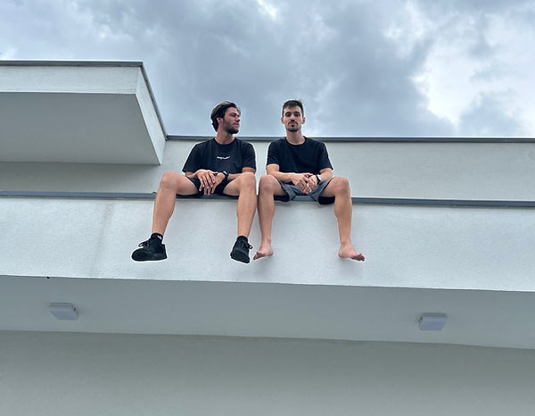 Imagem de dois homens sentados no telhado