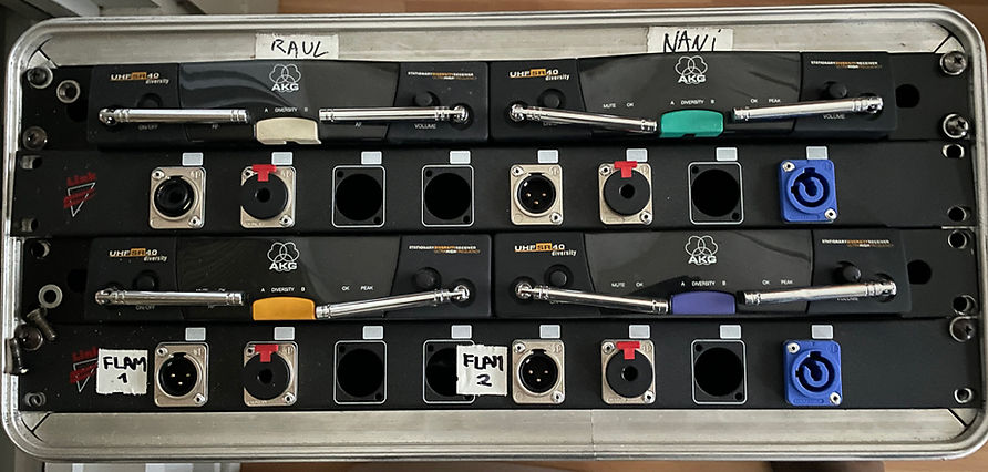 AKG UHF SR40 in case 4x.jpg