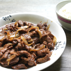 BOEUF SAUTÉ AUX OIGNONS