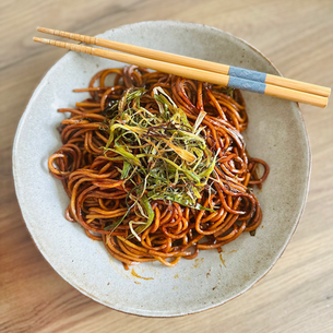 Nouilles sautées à l'huile de cébette 