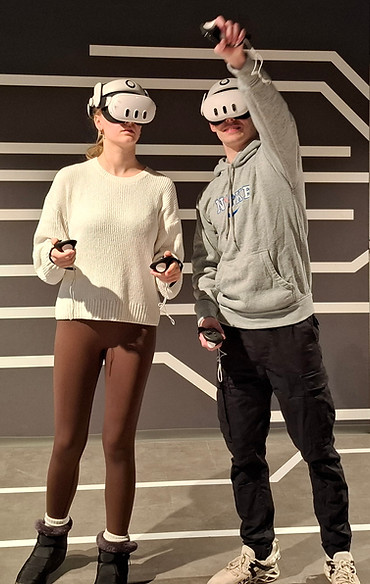 Virtual-Reality-Erlebnis im Hotel: Gäste tauchen live in die PINE VR-Arena ein. Zwei Hotelgäste mit VR-Brillen erleben ein interaktives Abenteuer in der PINE Virtual-Reality-Arena – das innovative Freizeitangebot für moderne Hotels.