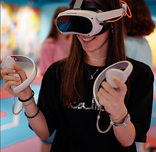 Unternehmerin testet PINE Virtual Reality Partnership