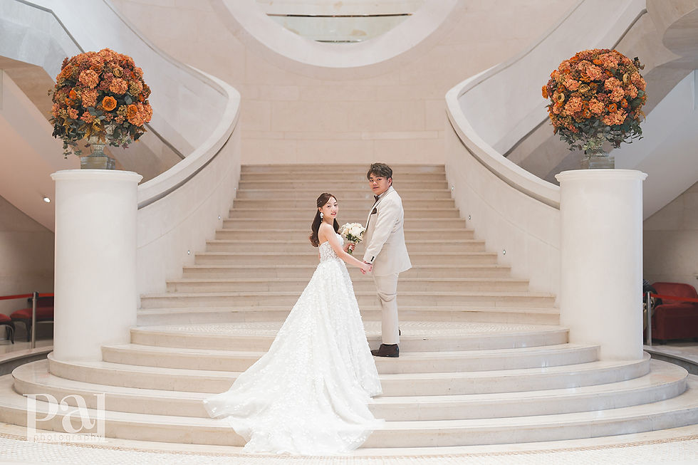 Yumi & Ethan 在Harbour Grand 宴會在大堂華麗的樓梯拍攝
photo by pal photography