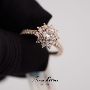 Saderināšanās gredzens ar briljantiem