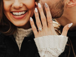 Kāpēc bildinot jāmetas uz viena ceļa un citas saderināšanās tradīcijas