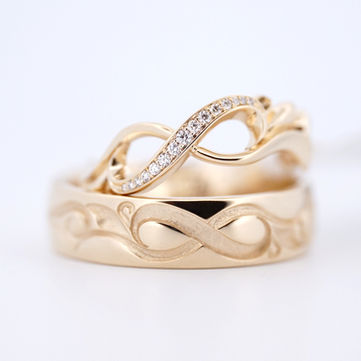 Neparasti laulību gredzeni, kurus vieno bezgalības zīmes simbols.