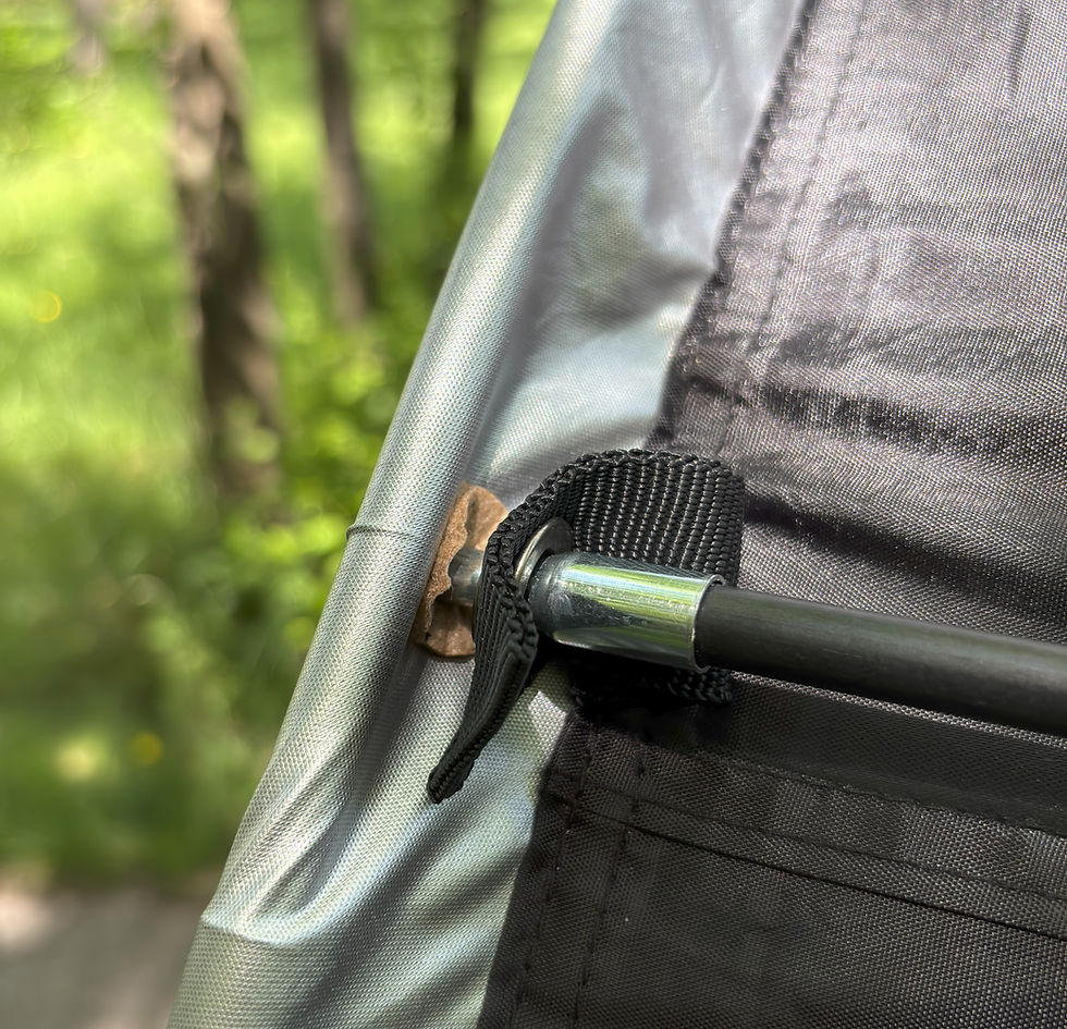 Teselisent Instruction image demonstrating one of the 2 setup: one end of the lateral fiberglass pole placed against the silver sleeve, not on top, during tent assembly.