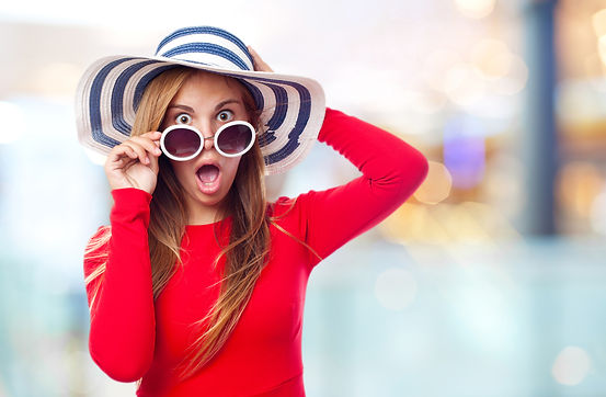 frau_hut_unterstell_auffaellig_shutterstock_243918055.jpg