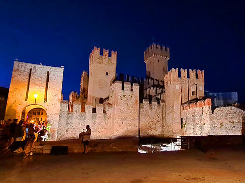 Castello_Scalicero_by_night.jpg