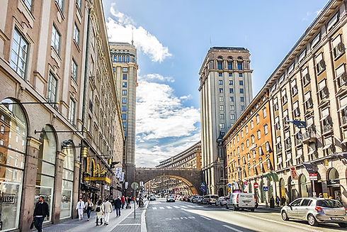Vy över Kungsgatan i Stockholm med fotgängare och bilar. På Kungsgatan 24 till höger ligger Ortopederna Sverige Invaliditetsintyg Stockholm