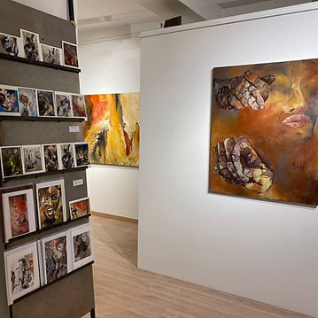Kunstgalerie Einblick mit Kunstkarten und Gemälden aus Ölfarben und Acryl mit Portrait und Händen der Künstlerin Chantal Hediger