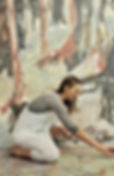 Schweizer Malerin Chantal Hediger malt am Boden vor einem abstrakt figurativen Acrylbild in weiss, grau und rosa Farbtönen