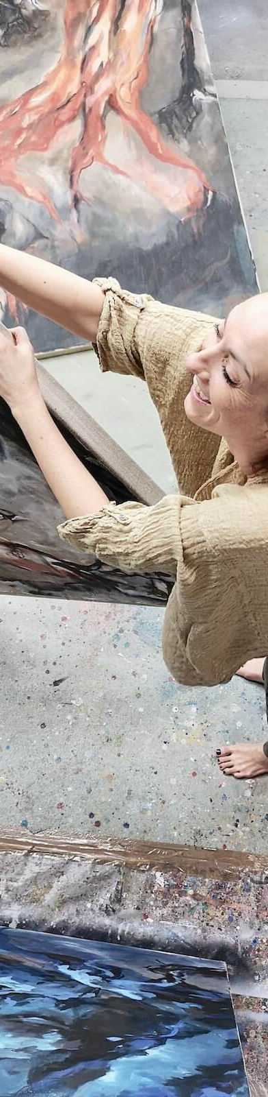 Künstlerin Chantal Hediger in mitten ihrer figurativ abstrahierten Acrylbilder mit dem Tit