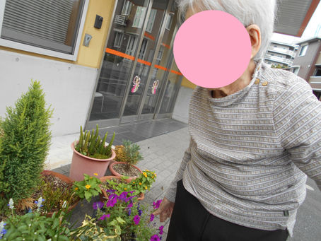 「お散歩でリフレッシュ♪」~サービス付き高齢者向け住宅「麻姑の雅 国富」~