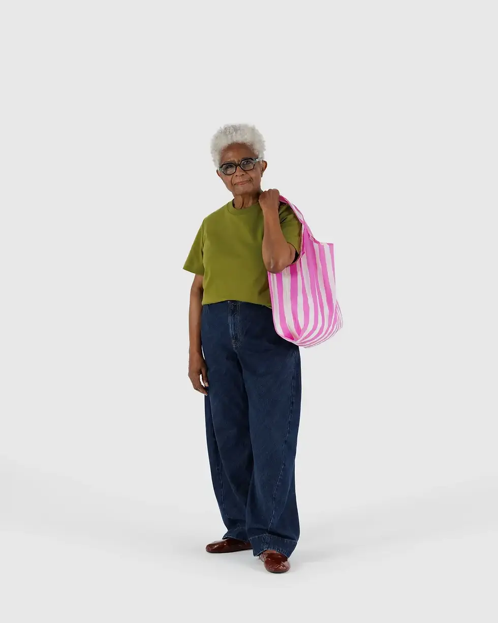 Thumbnail: ältere Frau trägt die Standard BAGGU Bag Pink Painted Stripe über ihrer Schulter