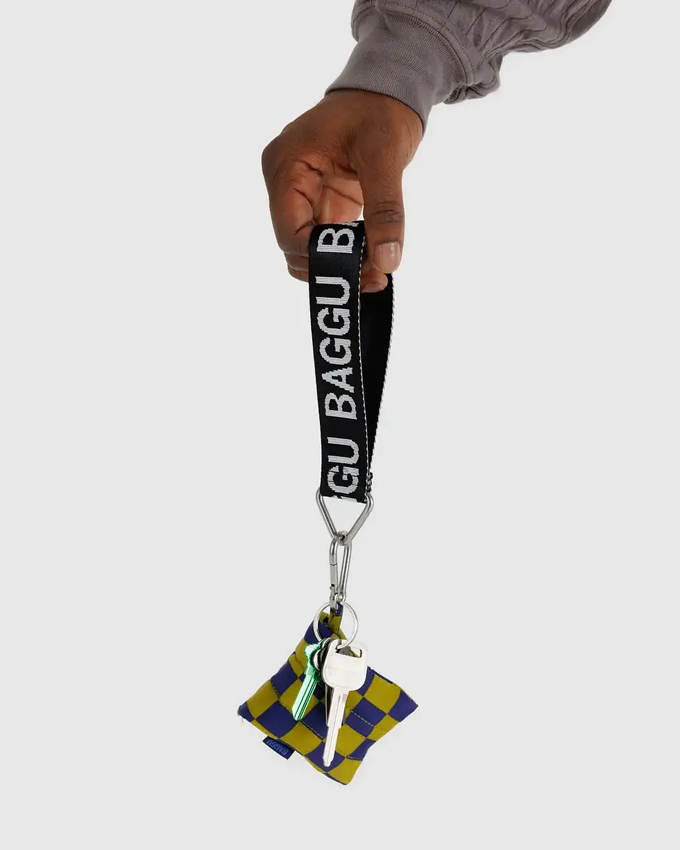 Thumbnail: Baggu Logo Keychain Black & White mit Baggu Earbuds Case