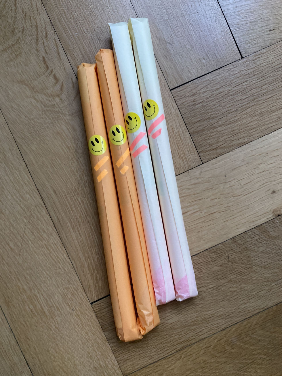 Miniaturbild: Kerzen werden in Seidenpapier verpackt und haben einen Smiley-Aufkleber