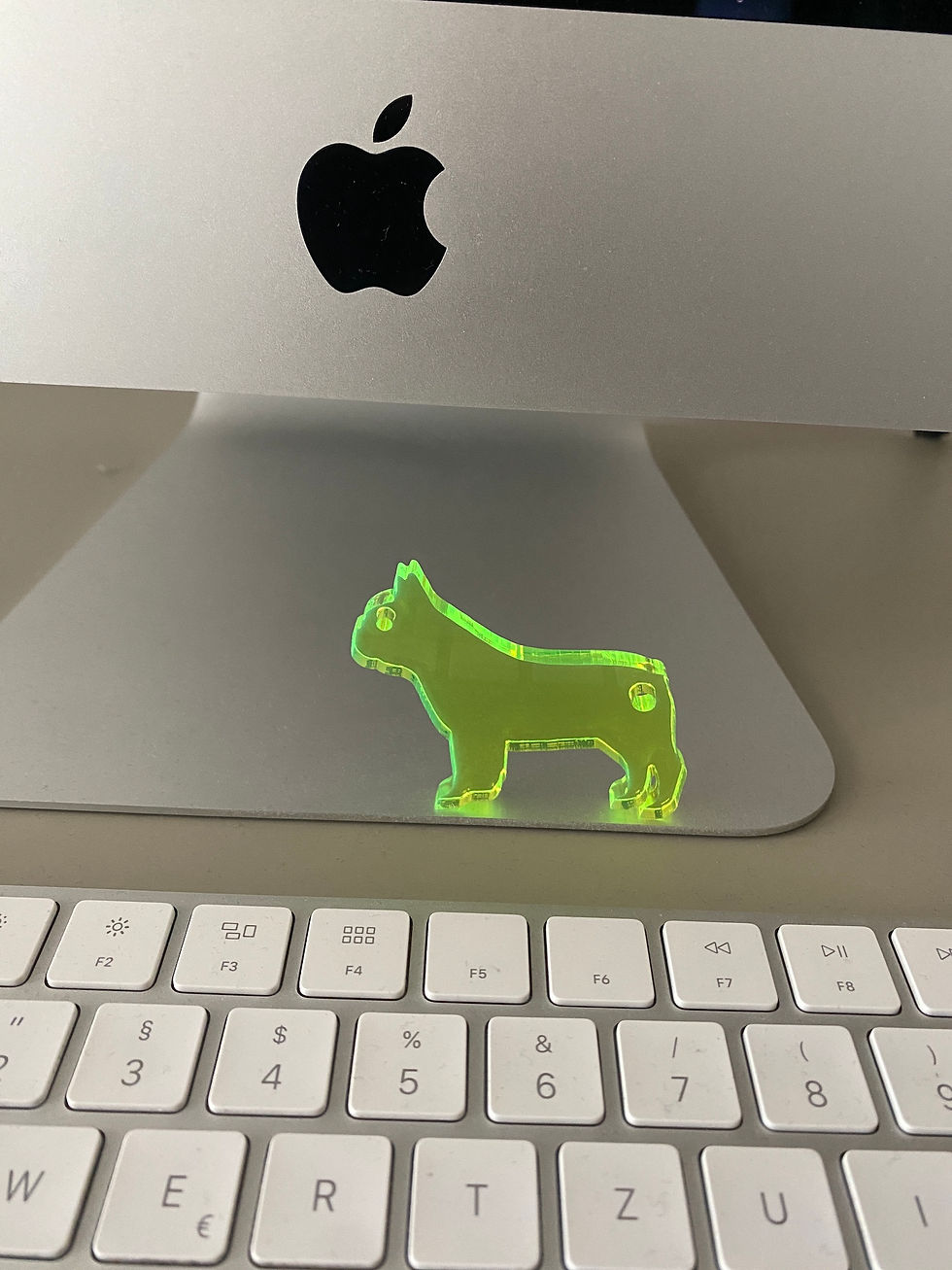 Thumbnail: mo man tai Schlüsselanhänger neongelber Mops auf Apple iMac stehend