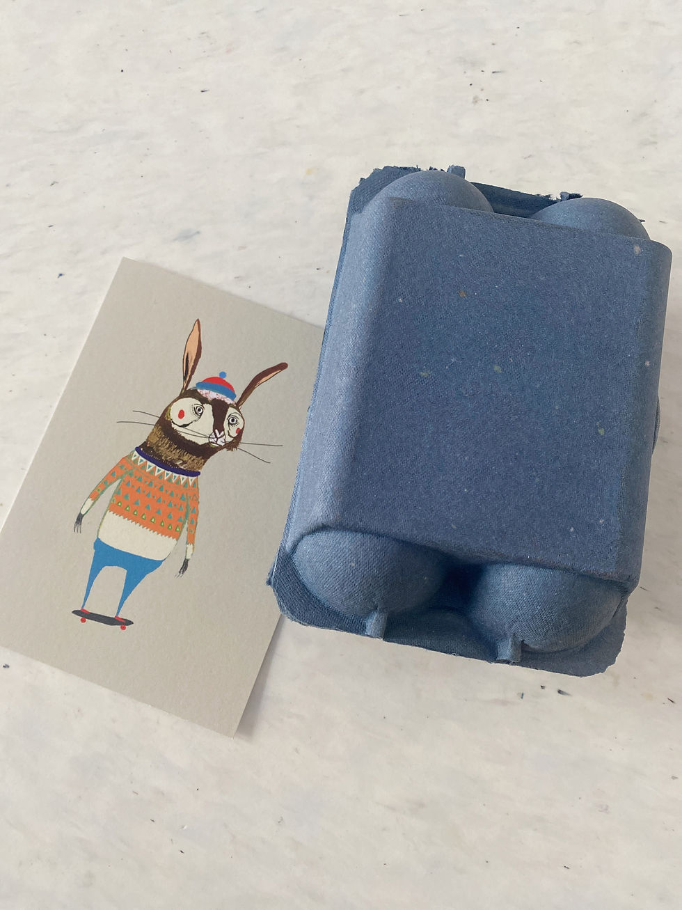 Miniaturbild: Grußkarte 'Hase auf Skateboard' mit Wintermütze