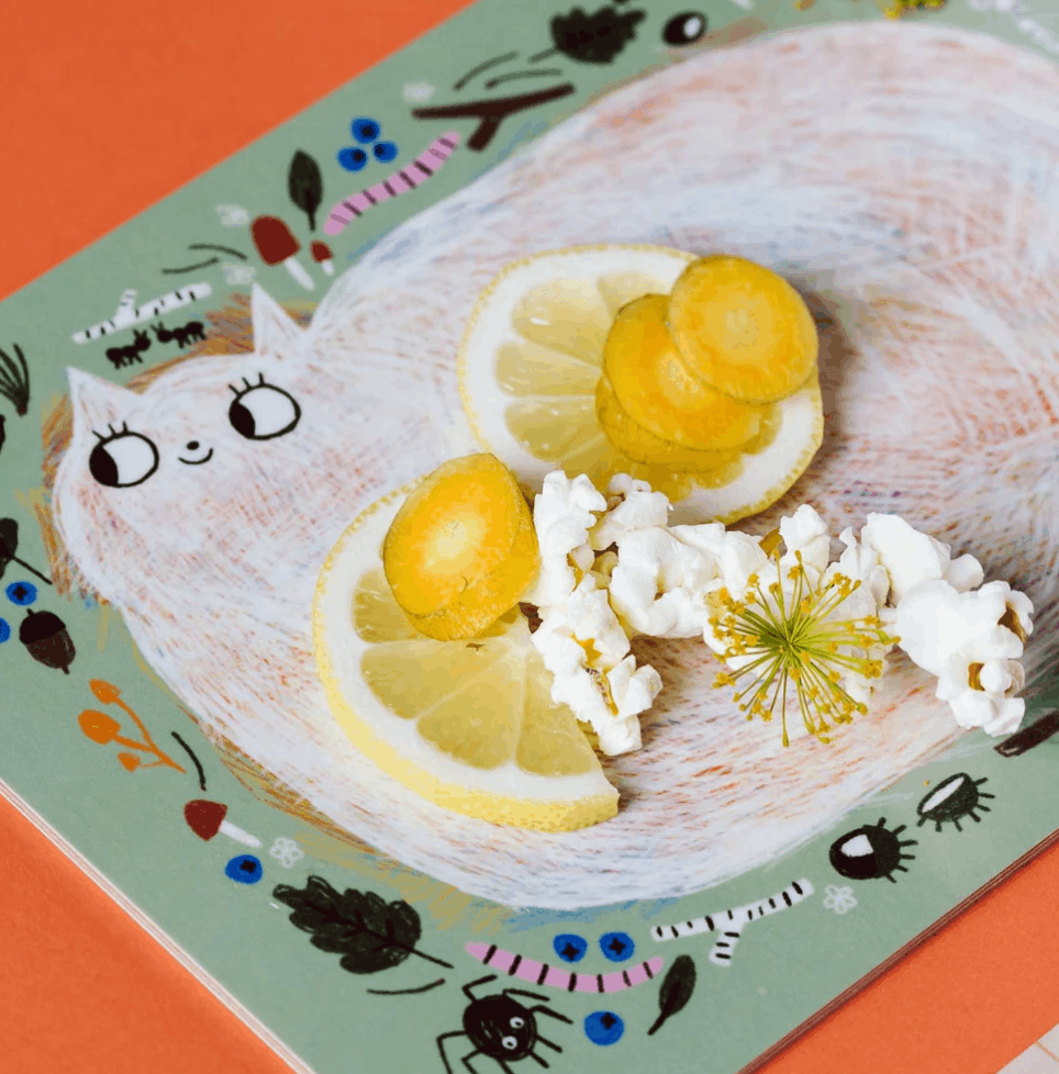 Detailansicht vom fruhstucksbrettchen weisse katze mit Zitronenscheiben drauf