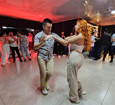 Cristian y Andrea Clase Bachata.jpeg