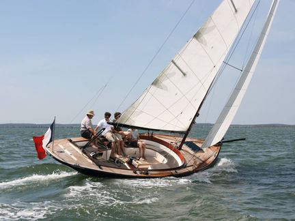 Rosewest Cape Cod 896 til salgs – En eksklusiv seilbåt som kombinerer klassisk eleganse med moderne teknologi. Lettseilt, komfortabel og bygget med høy kvalitet. Perfekt for både dagsturer og lengre seilaser. Cape Cod 896 gir deg ekte seilglede, ytelse og tidløst design i ett.