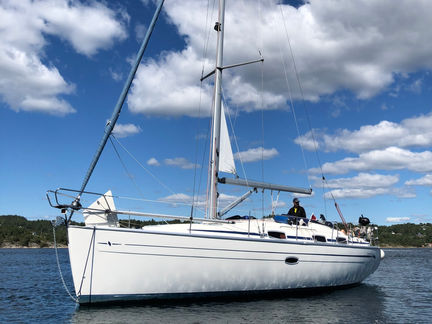 Bavaria Cruiser 2006 – Velholdt og klar for nye eventyr. Solid og romslig seilbåt med gode seilegenskaper, perfekt for både familiebruk og lengre turer. Båten fremstår som godt vedlikeholdt og byr på romslig cockpit, lys og komfortabel salong, samt praktisk og godt utstyrt bysse. Flere lugarer gir gode overnattingsmuligheter. En trygg og brukervennlig båt som passer både erfarne seilere og nybegynnere. Ta kontakt for mer informasjon eller visning.