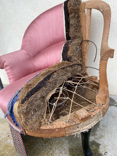 La garniture d'un fauteuil ancien