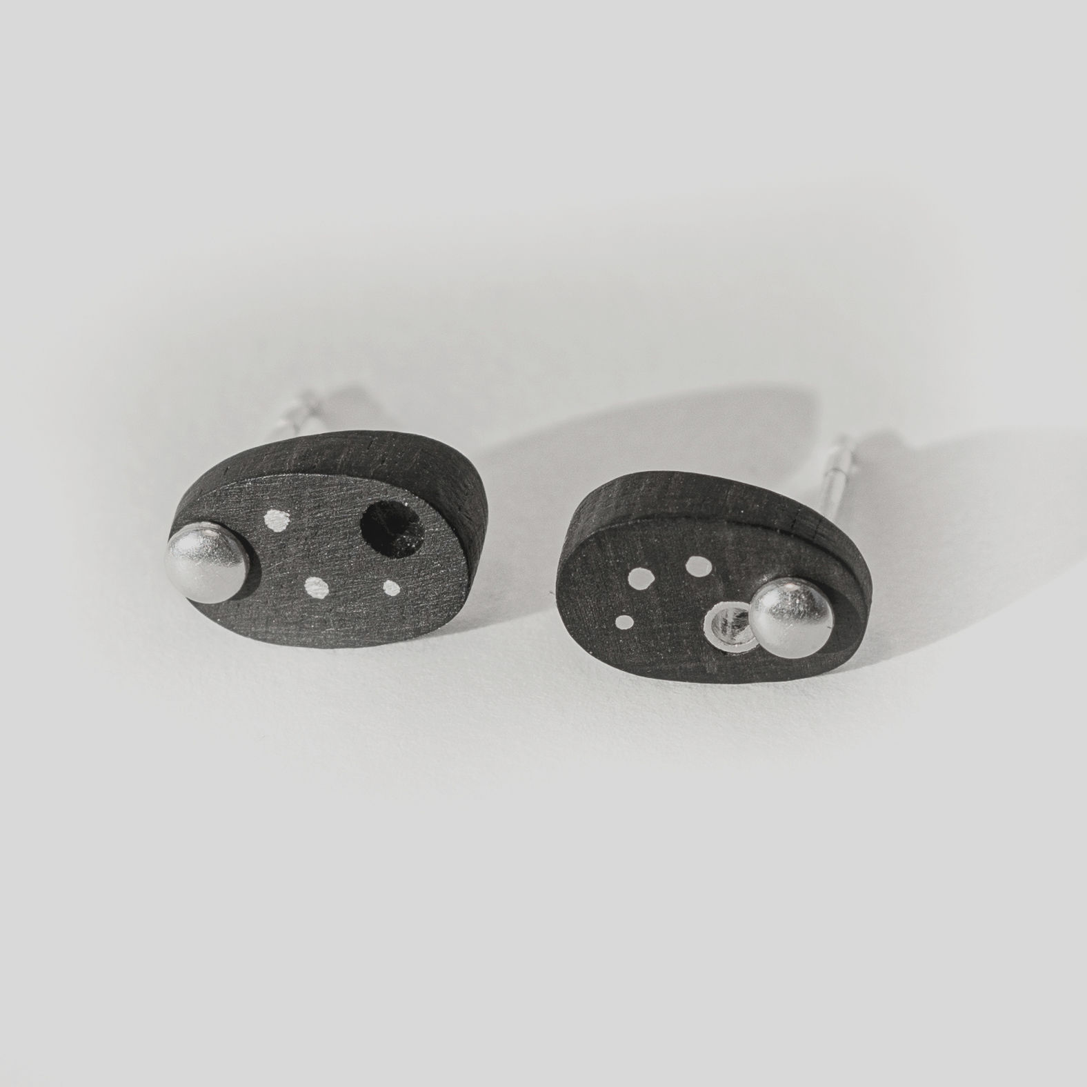 Ebenové náušnice Perseidy III.