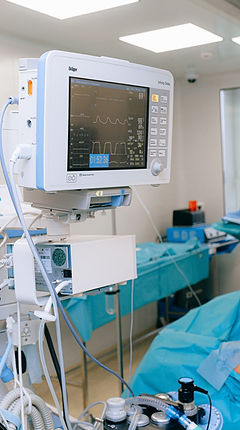medical-equipment-on-an-operation-room-3
