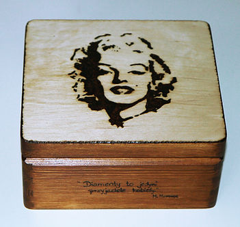 pirografia_merlin_monroe_podobizna_pudełko_cytat_prezent.jpg