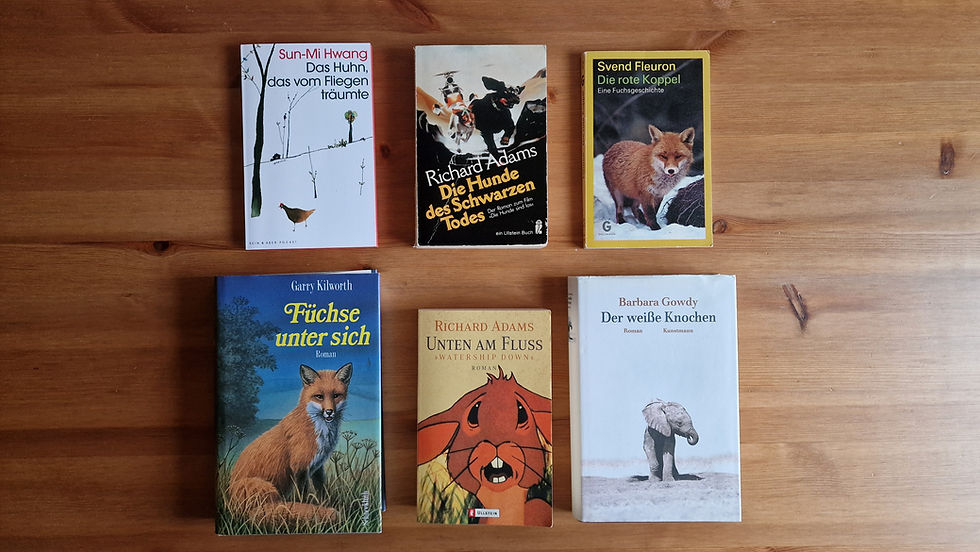 verschiedene Tierfantasy-Romane auf einem Holztisch ausgelegt