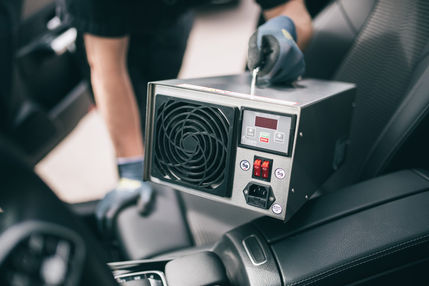 Was passiert eigentlich bei einer Ozonbehandlung? Wie Ozon Ihr Fahrzeug von Gerüchen und Keimen befreit.