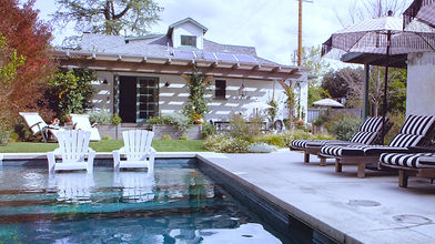 bancos-de-madeira-a-beira-da-piscina-com-guarda-sois_edited.jpg
