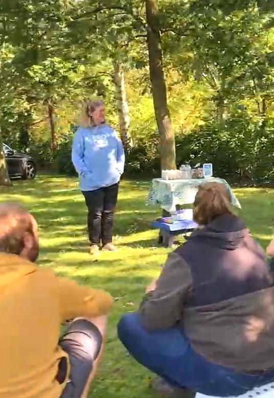 trainer geeft hondenouders uitleg over reactief gedrag