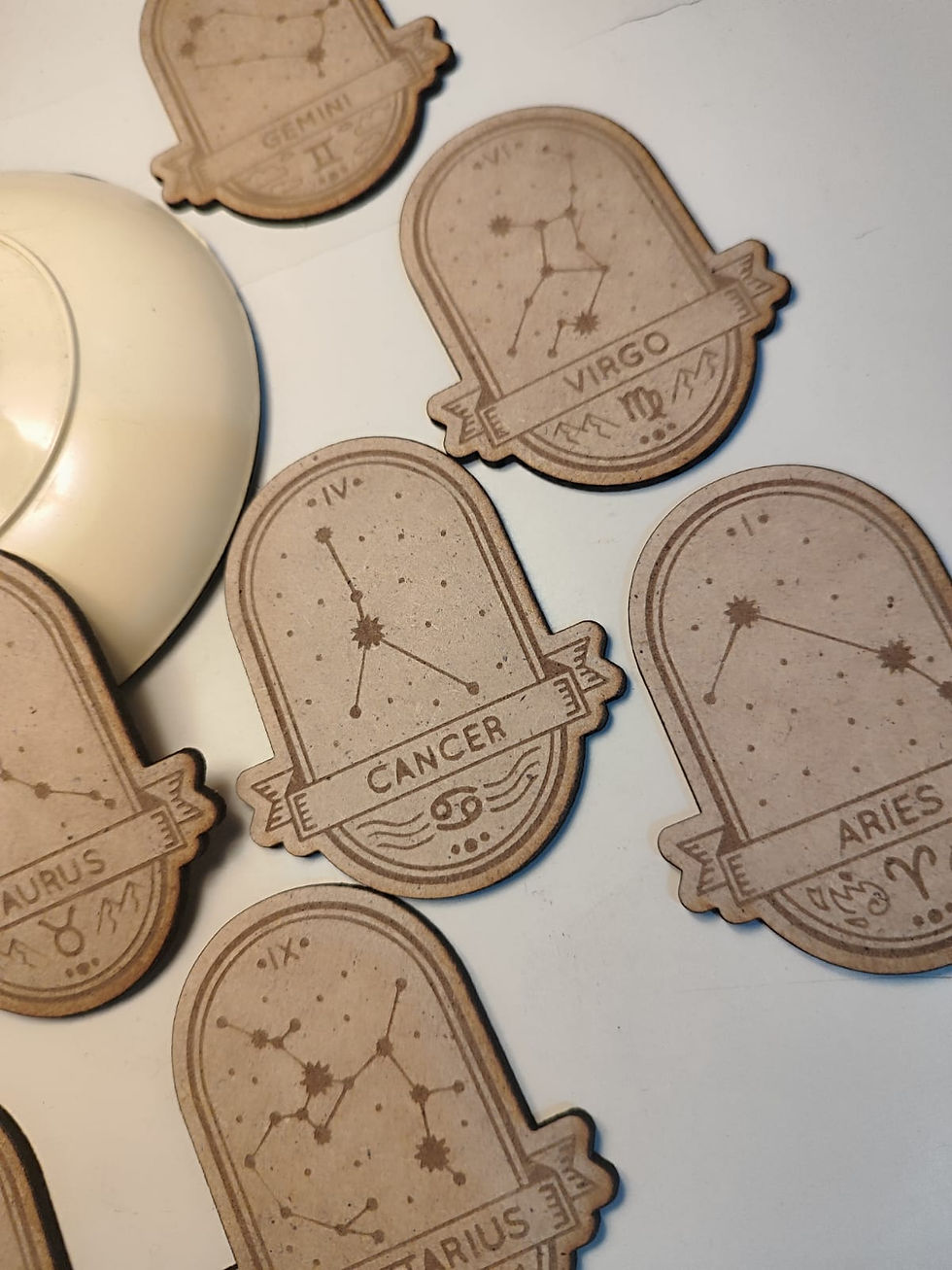 Miniatura: Imã de Geladeira Signos em MDF – Energia do Zodíaco